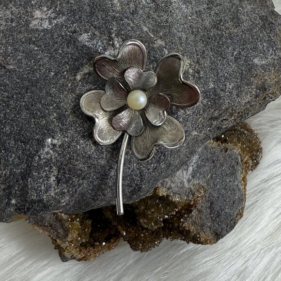 Vintage Silver Tone Textured Flower & Faux Pearl Brooch 1.5" X 1" - Picture 1 of 5
